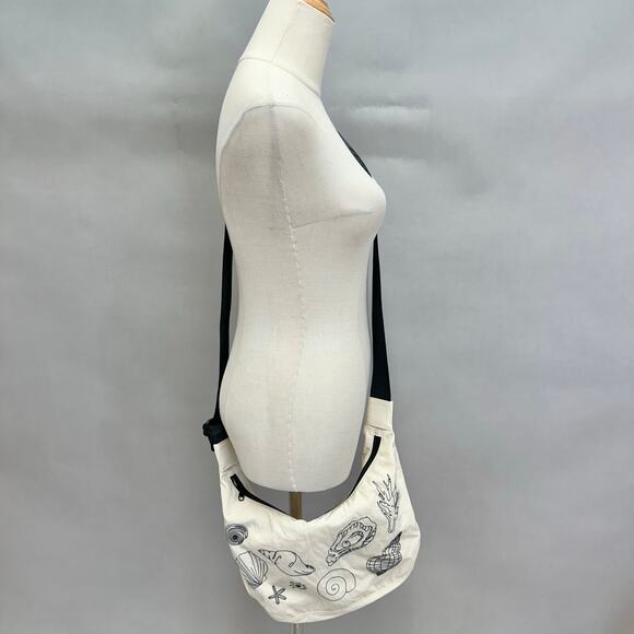 Baggu Medium nylon crescent bag in Embroidered Shells crossbody adjustable NWT - Picture 4 of 16